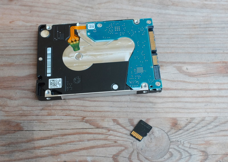 Image of a 2.5" HDD and a micro SD card